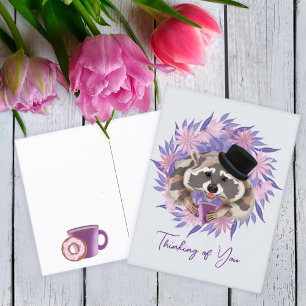 Raccoon i en hatt med en mugg kaffe. vykort