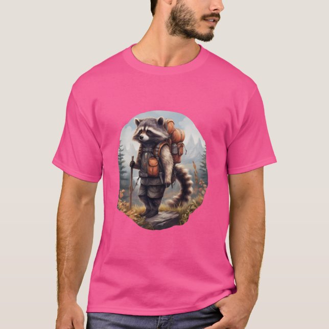 Raccoon Mountain lover wanderer with backpack Over T Shirt (Framsida)