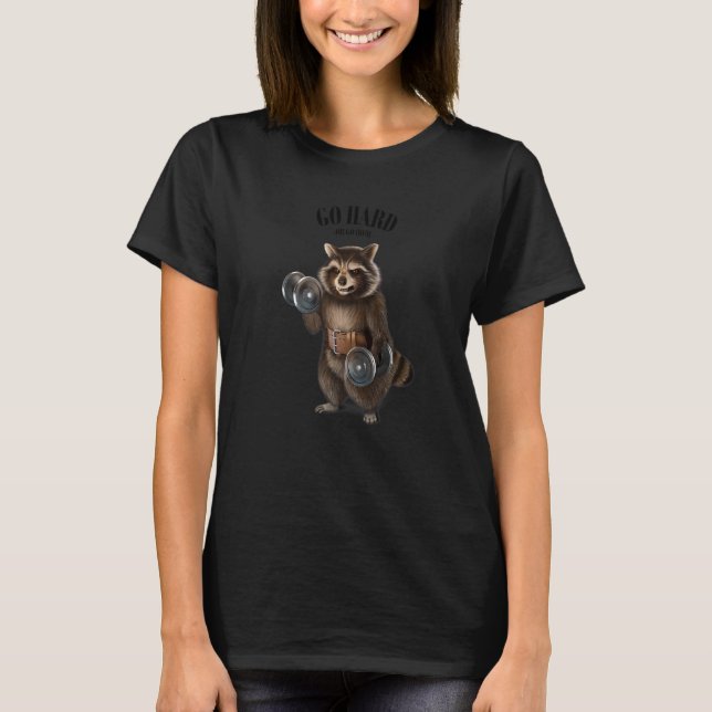 Raccoon Muscle Training med dumbbell in Fitness G T Shirt (Framsida)