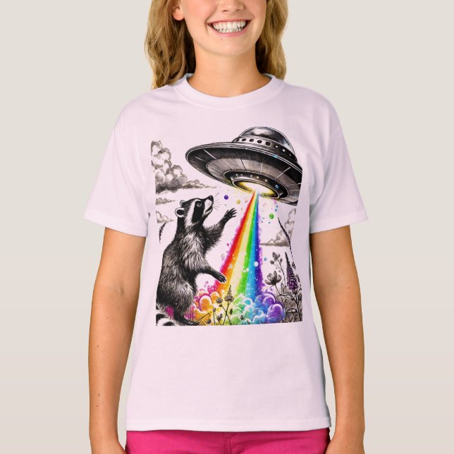 Raccoon och Rainbow UFO i en vildblomskugga T Shirt (Framsida)