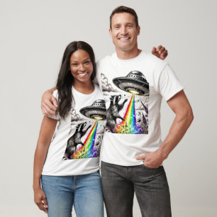 Raccoon och Rainbow UFO i en vildblomskugga T Shirt