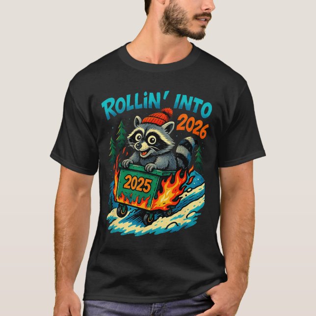 Raccoon Rollin Into 2026 Dumpster Fire New Year Me T Shirt (Framsida)