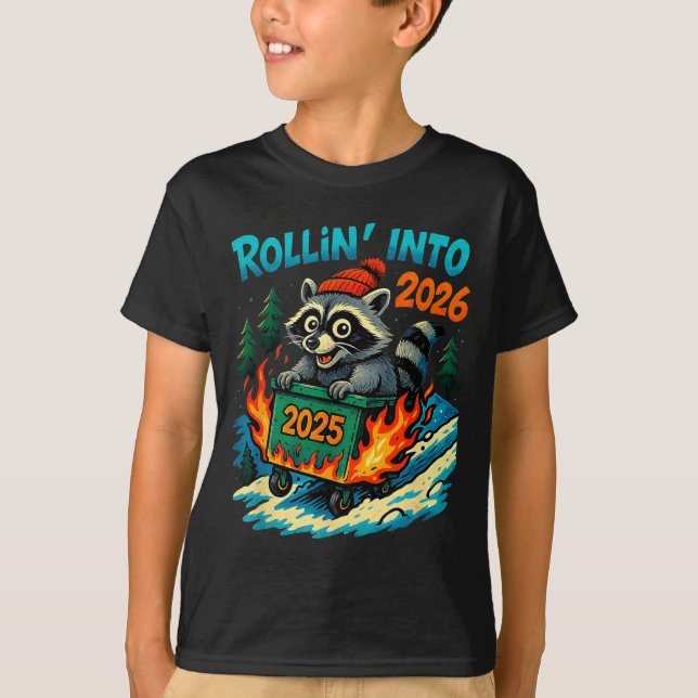 Raccoon Rollin Into 2026 Dumpster Fire New Year Me T Shirt (Framsida)