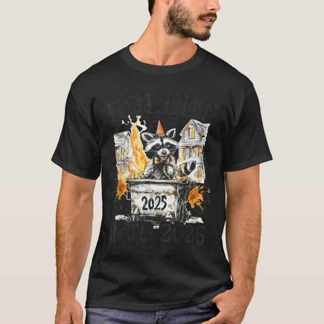Raccoon Rollin Into 2026 Funny Dumpster Fire 2025  T Shirt (Framsida)