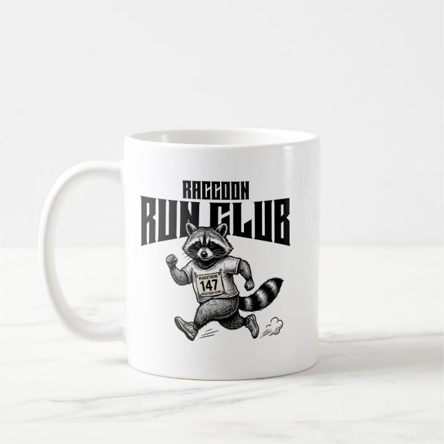Raccoon Run Club Maraton Retro Trash Panda Kaffemugg (Vänster)