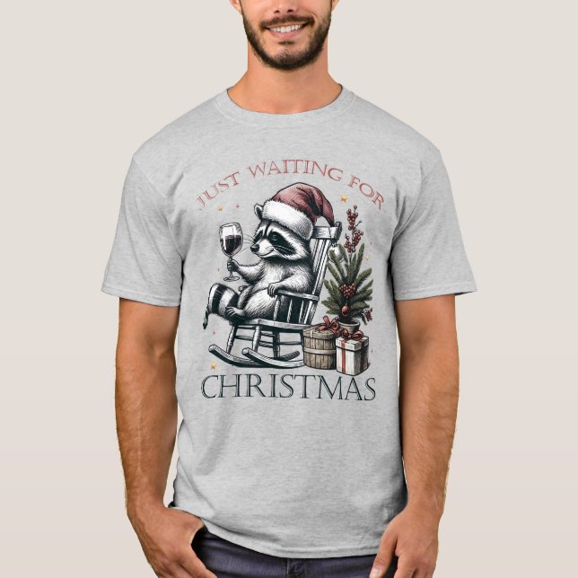 Raccoon Santa Hat Drinking Vin jul Festive T Shirt (Framsida)