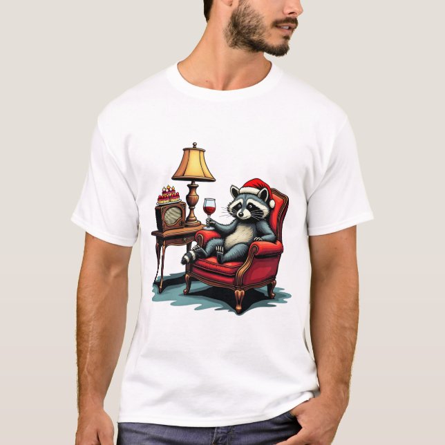 Raccoon Sitta under ledning av Sipping Vin unikt G T Shirt (Framsida)