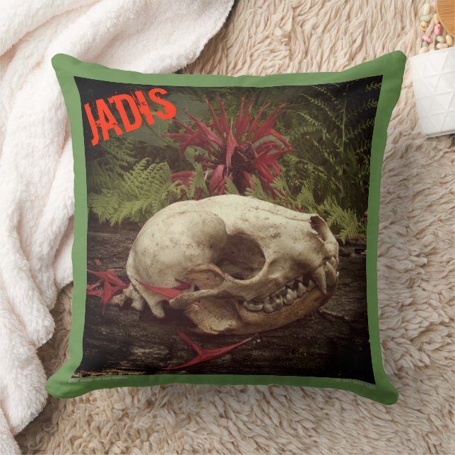 Raccoon Skull på gamla journaler och röda bibalar Kudde (Filt)