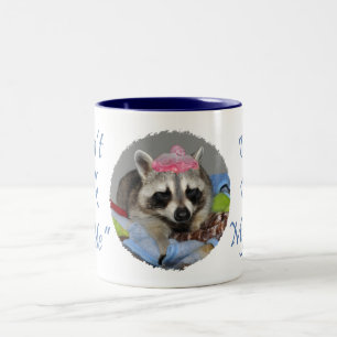 Raccoon som sovar kaffemuggen Två-Tonad mugg