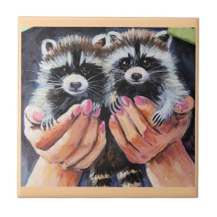 Raccoon Spädbarn i Händer Kakelplatta