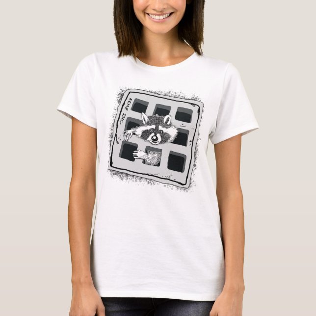 Raccoon Stuck in Grate Illustration T Shirt (Framsida)