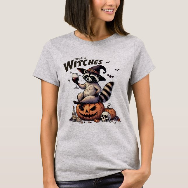 Raccoon Witch som dricker Halloween Skull T Shirt (Framsida)