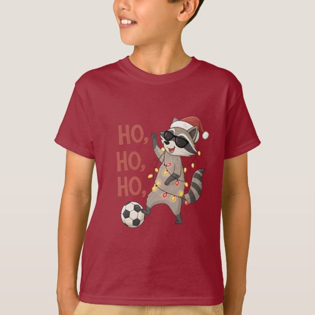 Raccoon with lights and Christmas hat playing socc T Shirt (Framsida)