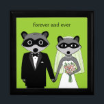 Raccoons Bröllop Bride and Groom med Anpassningsba Minnesask<br><div class="desc">Plattor,  dukar,  Mugg:</div>