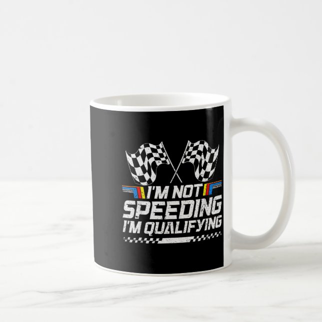 Racingbil kör inte fort, jag är i kvalracet kaffemugg (Höger)