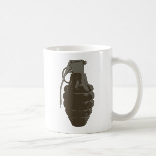 Räcka granatkrigmilitären bombarderar arméflott kaffemugg