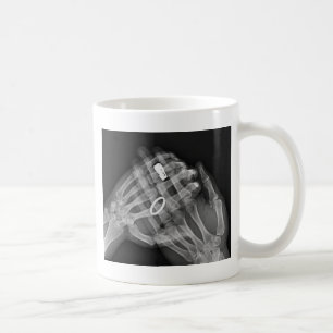 Räcka innehav kaffemugg
