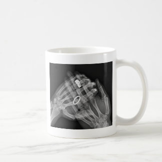 Räcka innehav kaffemugg