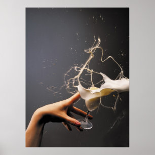 Räcka med flygaexponeringsglaset av liqueur poster