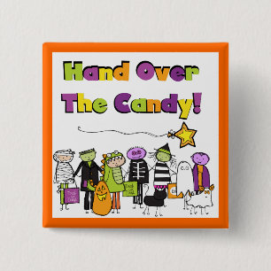 Räcka över de godisHalloween tshirtsna och gåvorna Knapp
