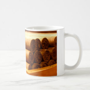 Räcka rullande cigarrer från den LaRomana dr.en Kaffemugg