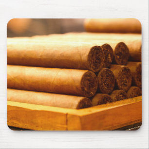 Räcka rullande cigarrer från den LaRomana dr.en Musmatta