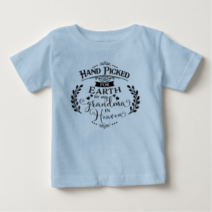 Räcka valt av min mormor i himmelblåttpojke t shirt
