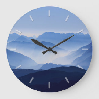 Räckvidd för sceniskt rökblått bergsområde stor klocka