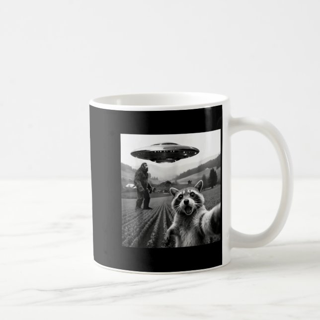 Racoon Bigfoot Selfie Ufo Funny Racoon Alien Bigfo Kaffemugg (Höger)