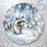 Racoon Magic Enchanzed-julskogen Runt Klistermärke<br><div class="desc">Julklistermärken. Ai-vattenfärgen stil illustrerar en söt raccoon sitta i en snö fylld förändrad skogsvandland under vintern.</div>