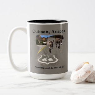 Rad 66 Oatman Arizona Burros på gatan Två-Tonad Mugg