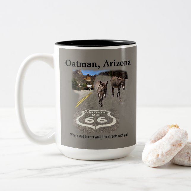 Rad 66 Oatman Arizona Burros på gatan Två-Tonad Mugg (Med munk)