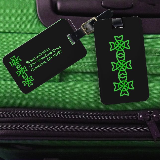 Rad av ljusgröna irländska keltiska knutar svarta bagagebricka (Abstract bright green Celtic Irish knot design on black luggage tags.)