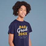Rad Grad | Masculine Studenten 2023 T Shirt<br><div class="desc">Masculine studenten t-shirt med texten "RAD Grad 20XX",  högskolan/högskolan och studenter namn.</div>