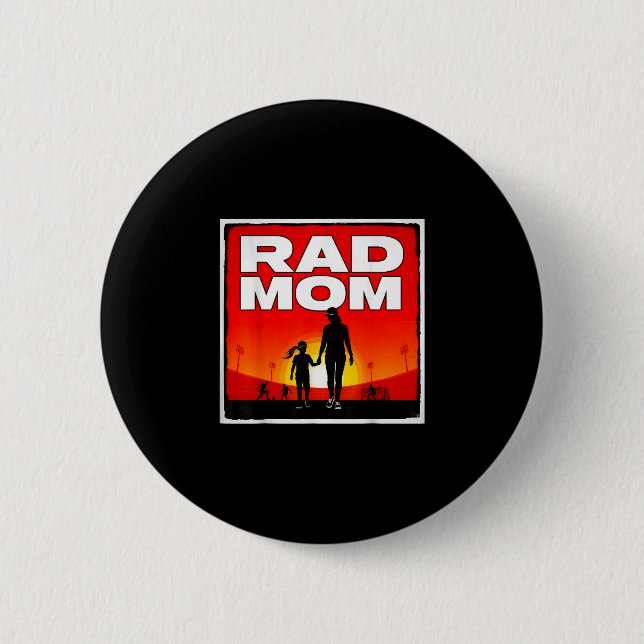 Rad mamma mor och dotter fotbollsmamma solnedgångs knapp (Framsida)