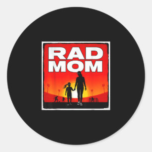 Rad mamma mor och dotter fotbollsmamma solnedgångs runt klistermärke