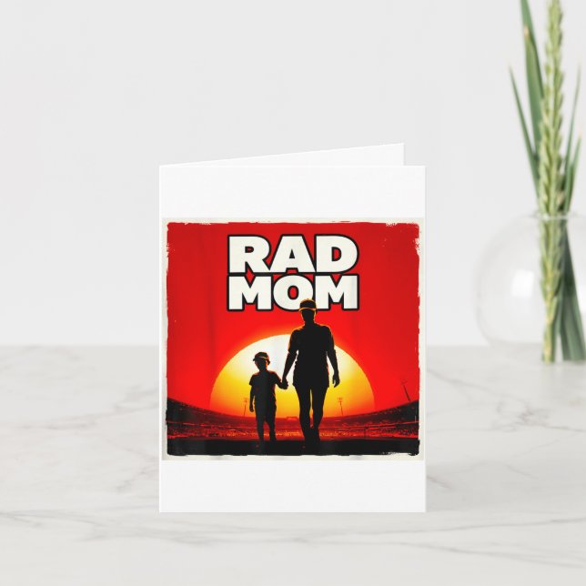 Rad mamma mor och son fotbollsmamma solnedgång  kort (Framsida)