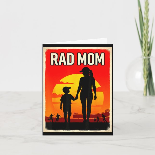 Rad mamma mor och son fotbollsmamma solnedgång  kort (Framsida)