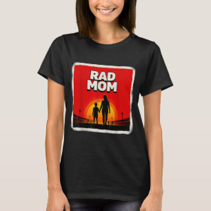 Rad mamma mor och son fotbollsmamma solnedgång  t shirt
