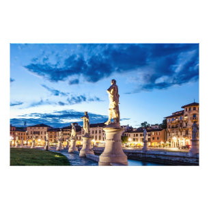 Rad med belysta statyer i Padova Fototryck