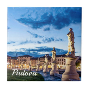 Rad med belysta statyer i Padova Kakelplatta
