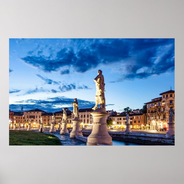 Rad med belysta statyer i Padova Poster (Framsidan)