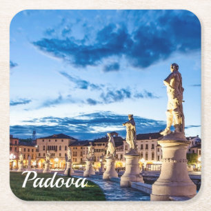 Rad med belysta statyer i Padova Underlägg Papper Kvadrat