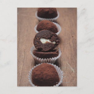 Rad med chokladtryffel på trä vykort
