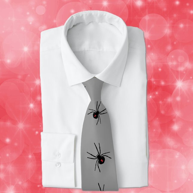 Rad med svart Grått av dow Spiders Red Marking Slips (Line of black creepy crawley poisonous black widow spiders on dark grey neck tie.)