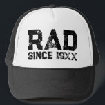 Rad Pappa vintage truckerkeps<br><div class="desc">Rad Pappa vintage truckerkeps. Svart tryckt typografisk mall. Coolans tak för världsmästare pappa,  coola make,  bror,  radikal morbror,  fantastisk-farfar,  vän,  chef,  arbetstagare osv.</div>