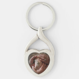 Radband och händer twisted heart silverfärgad nyckelring