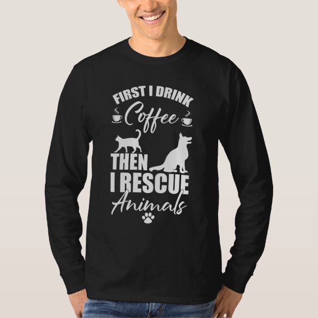 Rädda djuren först dricker jag kaffe än i Rädding  T Shirt (Framsida)