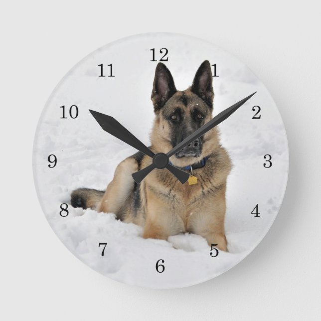 Rädding German Shepherd Hund i Snö Rund Klocka (Framsida)