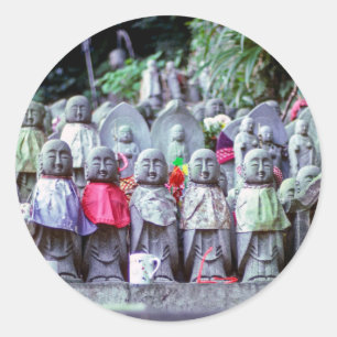 Rader av små Jizo-munkstatyer med våtdräkter - Jap Runt Klistermärke